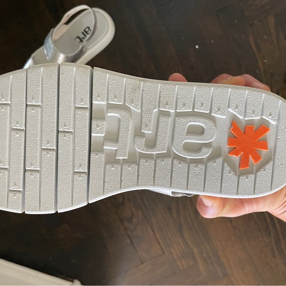 Never been worn, metallic silver platform sandals - Picture 4 of 7